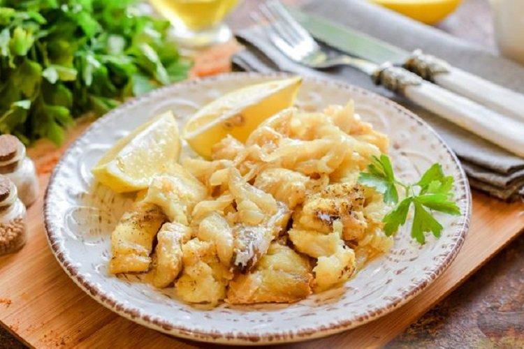 Filet de goberge aux oignons en manche