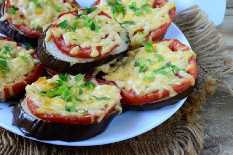 Aubergines au four avec tomates et fromage