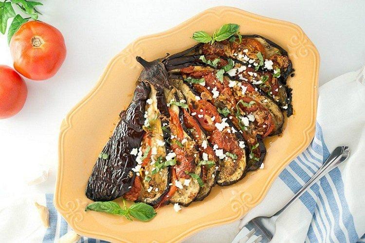 Aubergines au four avec tomates