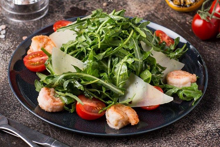 Salade de crevettes à la roquette et au parmesan