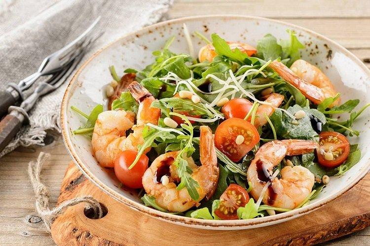 Salade de pommes de terre aux crevettes et roquette