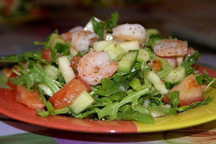 Salade de légumes à la roquette et aux crevettes