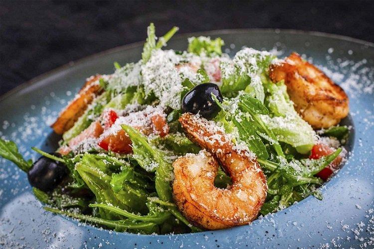 Salade de roquette, crevettes et olives