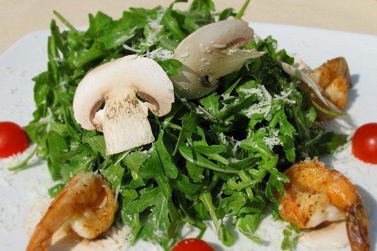 Salade de crevettes à la roquette et aux champignons frais