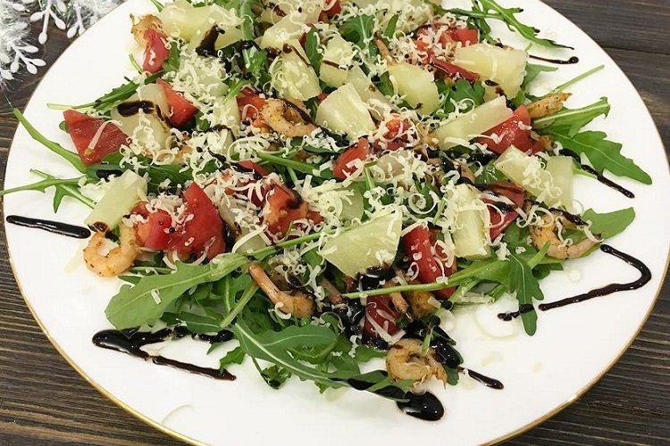 Salade de roquette, ananas et crevettes