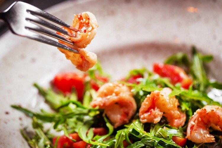 Salade de crevettes avec sauce roquette et gingembre