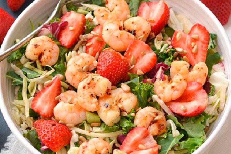 Salade de crevettes, roquette et fraises