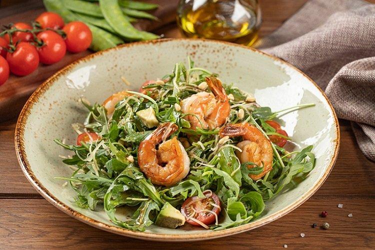 Salade de roquette, crevettes et tomates cerises