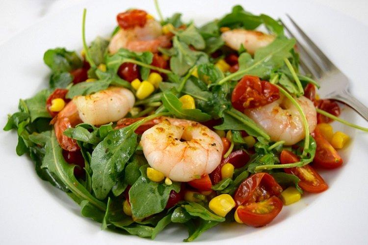 Salade de crevettes, roquette et tomates séchées
