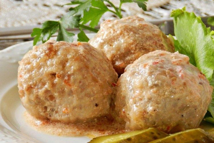 Boulettes de viande à la semoule cuites dans une sauce à la crème sure