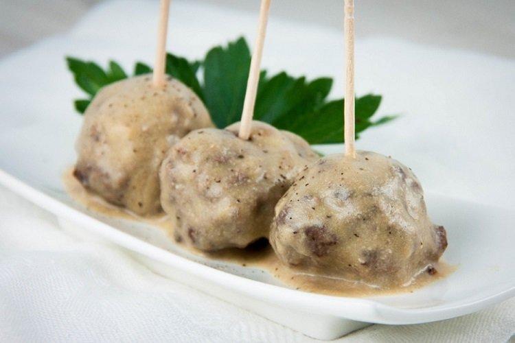 Boulettes de viande et de chou cuits dans une sauce à la crème sure
