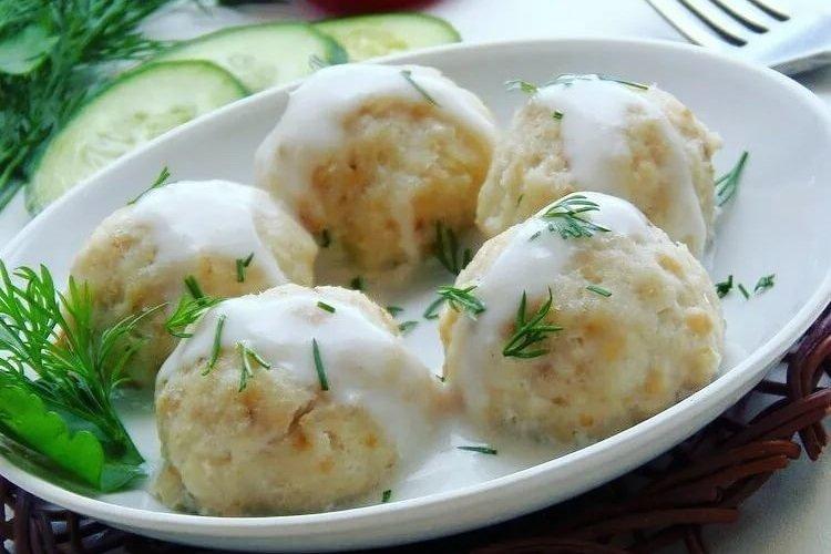 Boulettes de viande à la vapeur à la crème sure
