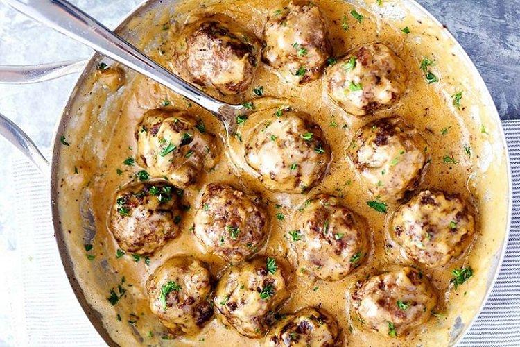 Boulettes de viande avec sauce à la crème sure au four