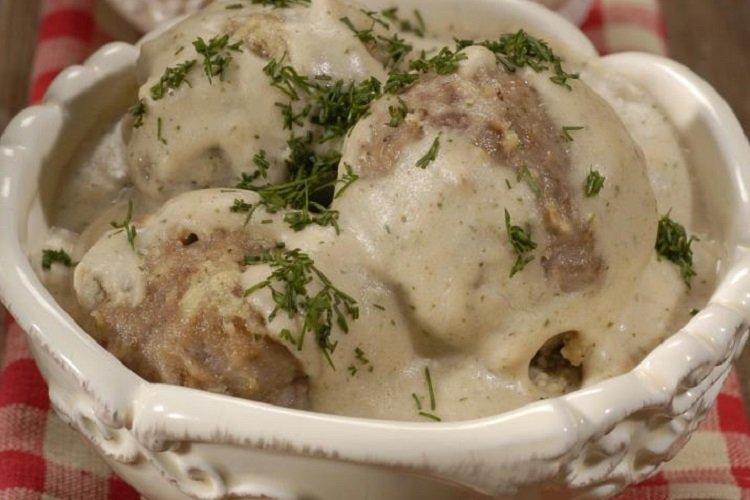 Boulettes de viande avec sauce à la crème sure dans une mijoteuse