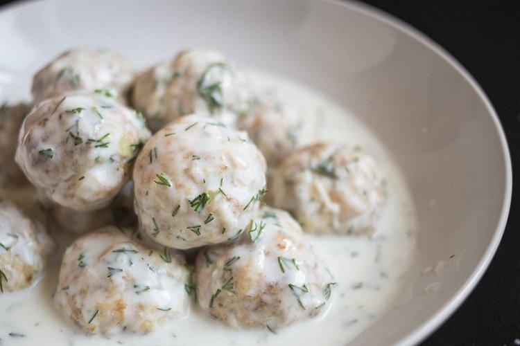 Boulettes de viande au fromage à pâte dure, mijotées dans une sauce à la crème sure