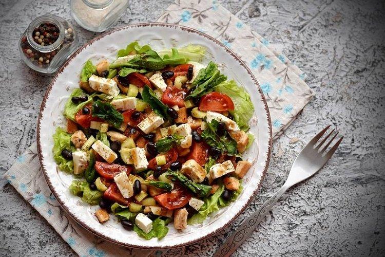 Salade au poulet, haricots et fromage feta