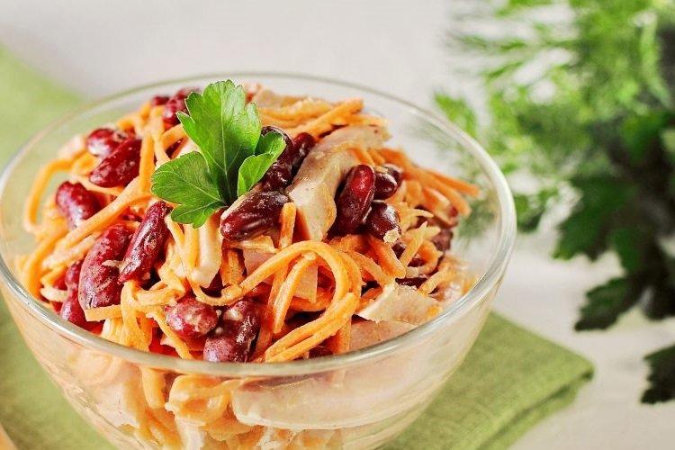 Salade coréenne au poulet, haricots et carottes