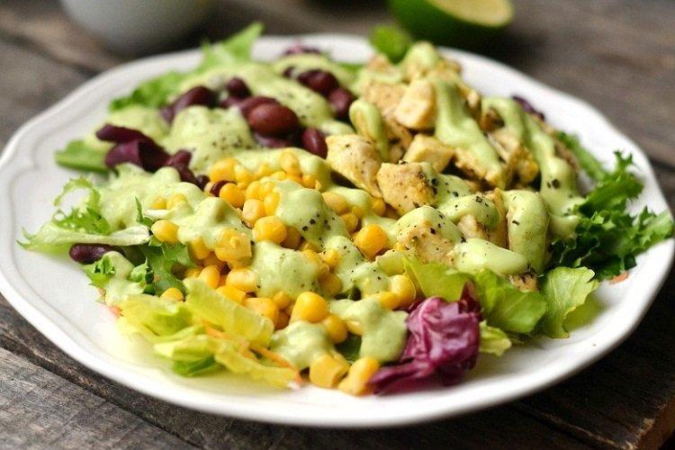 Salade de poulet aux haricots et sauce salsa verde