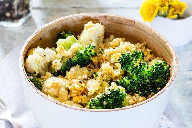 Bouillie d'orge avec brocoli et chou-fleur