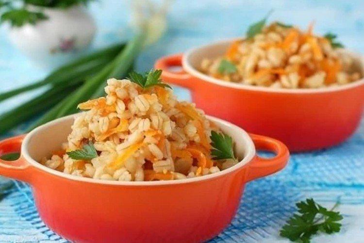 Porridge à l'orge, oignons et carottes