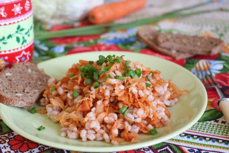 Porridge à l'orge, au jambon et au chou