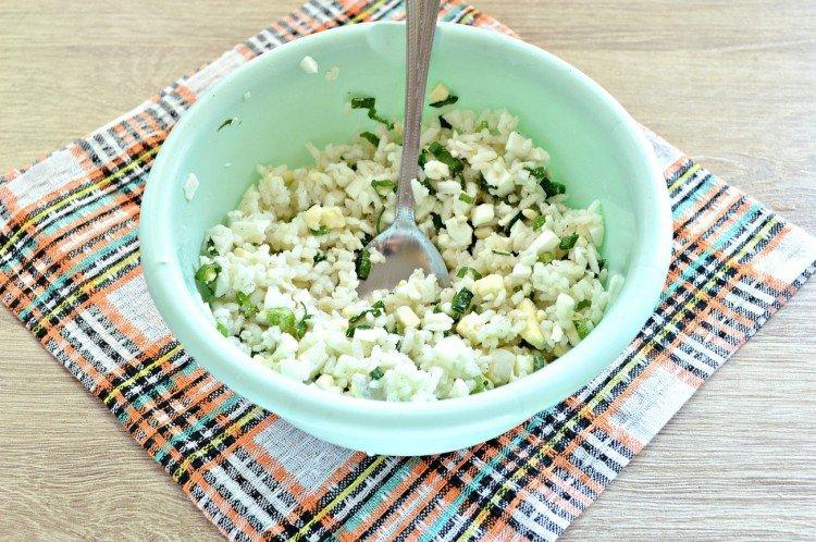 Avec du riz, des oeufs et des oignons