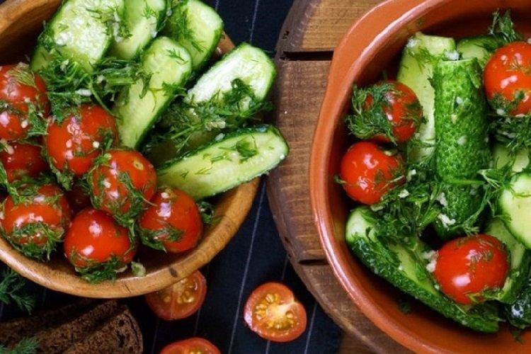 Concombres légèrement salés avec des tomates dans un sac