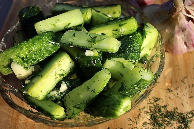 Concombres légèrement salés dans un sac en 30 minutes