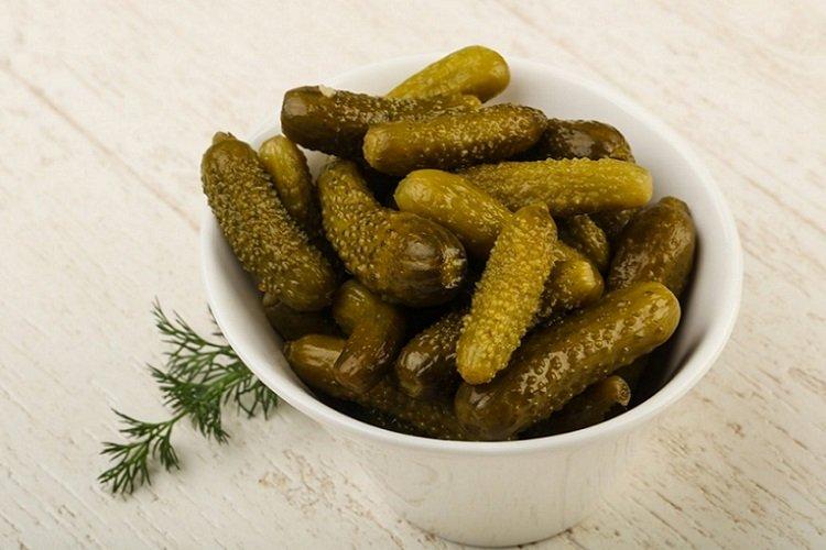 Cornichons légèrement salés dans un emballage