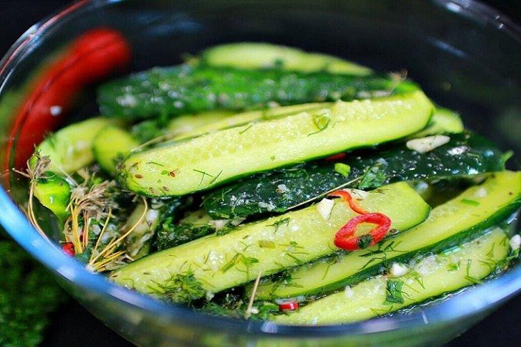 Concombres légèrement salés avec des piments forts dans un sac