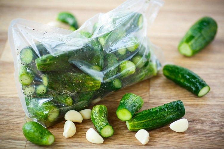 Concombres légèrement salés au citron et gingembre