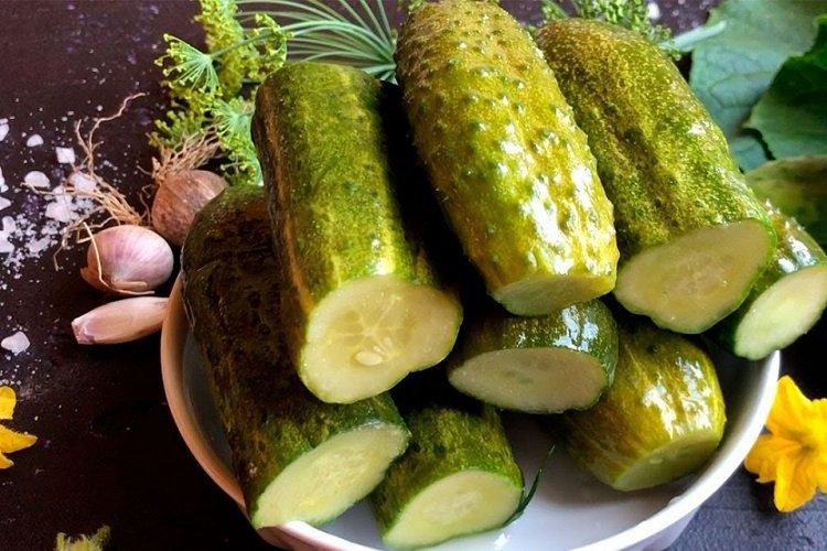 Concombres légèrement salés à la moutarde dans un sac