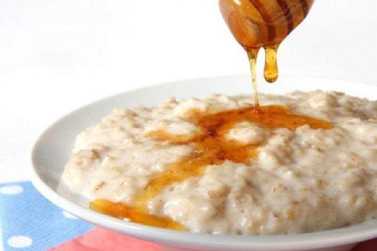 Bouillie de millet au miel dans du lait