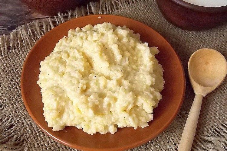 Bouillie de millet avec fromage cottage et lait