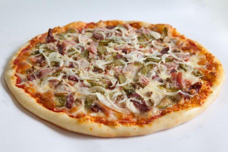 Avec viande hachée, oignons, bacon et cornichons