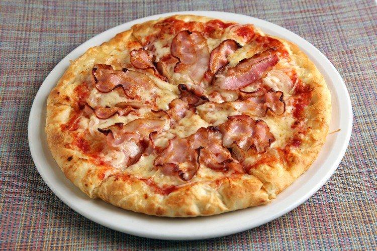 Garniture de pizza au bacon, fromage et tomates