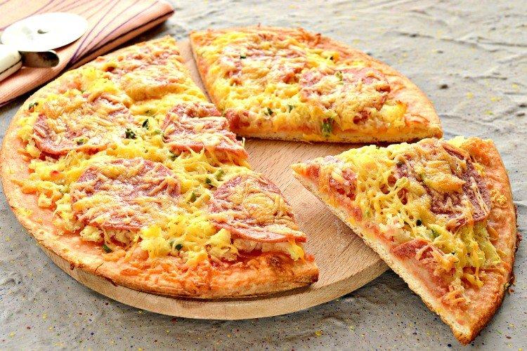 Avec saucisse, pommes de terre et ketchup