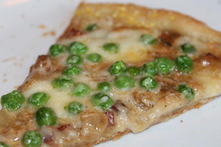 Garniture de pizza aux saucisses, champignons et pois verts