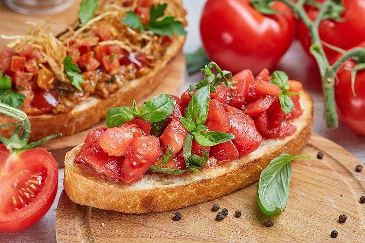 Bruschetta classique aux tomates et basilic