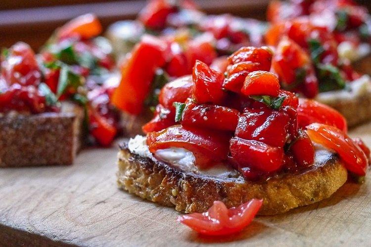 Bruschetta au fromage blanc et poivrons au four