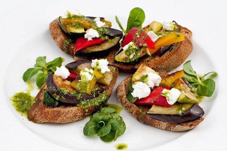 Bruschetta aux légumes grillés et fromage à pâte molle