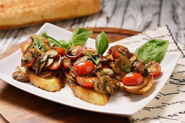 Bruschetta aux champignons et tomates