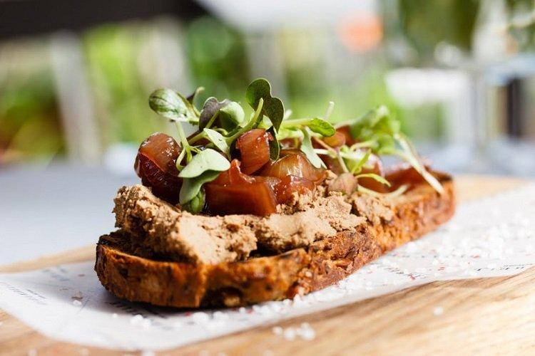 Bruschetta avec pâté de poulet et oignons frits