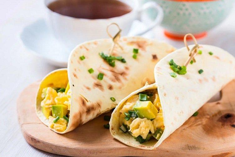 Burrito à l'avocat et aux œufs brouillés