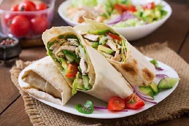 Burrito au poulet et concombres frais
