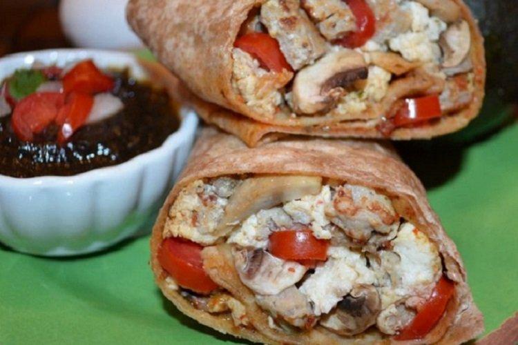 Burrito au poulet, champignons et oignons doux