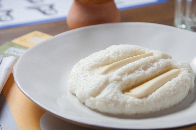 Bouillie de semoule épaisse au lait