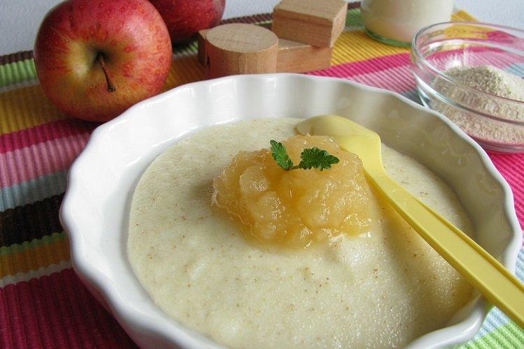 Semoule fouettée au lait et compote de pommes
