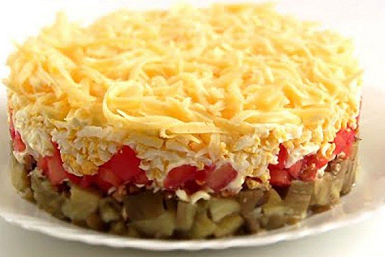 Salade d'aubergines et fromage en couches