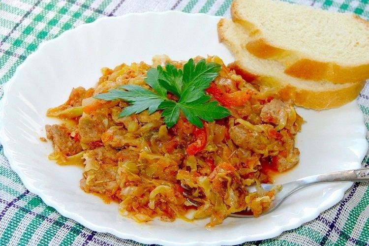 Chou mijoté avec de la viande hachée